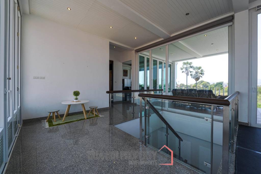 Luxurious 2 Story Pool Villa : 4 Bedrooms Plus 2 Bedroom Guest House