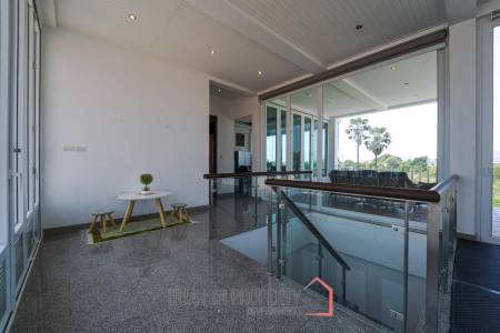 Luxurious 2 Story Pool Villa : 4 Bedrooms Plus 2 Bedroom Guest House