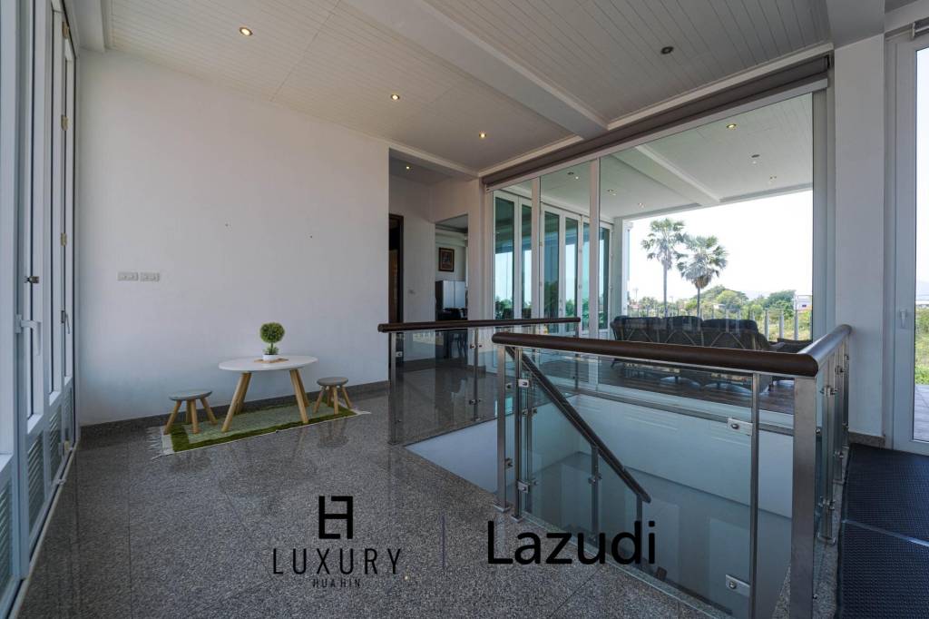 Luxurious 2 Story Pool Villa : 4 Bedrooms Plus 2 Bedroom Guest House