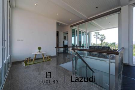 Luxurious 2 Story Pool Villa : 4 Bedrooms Plus 2 Bedroom Guest House