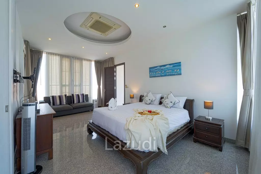Luxurious 2 Story Pool Villa : 4 Bedrooms Plus 2 Bedroom Guest House