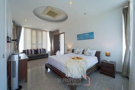 Luxurious 2 Story Pool Villa : 4 Bedrooms Plus 2 Bedroom Guest House