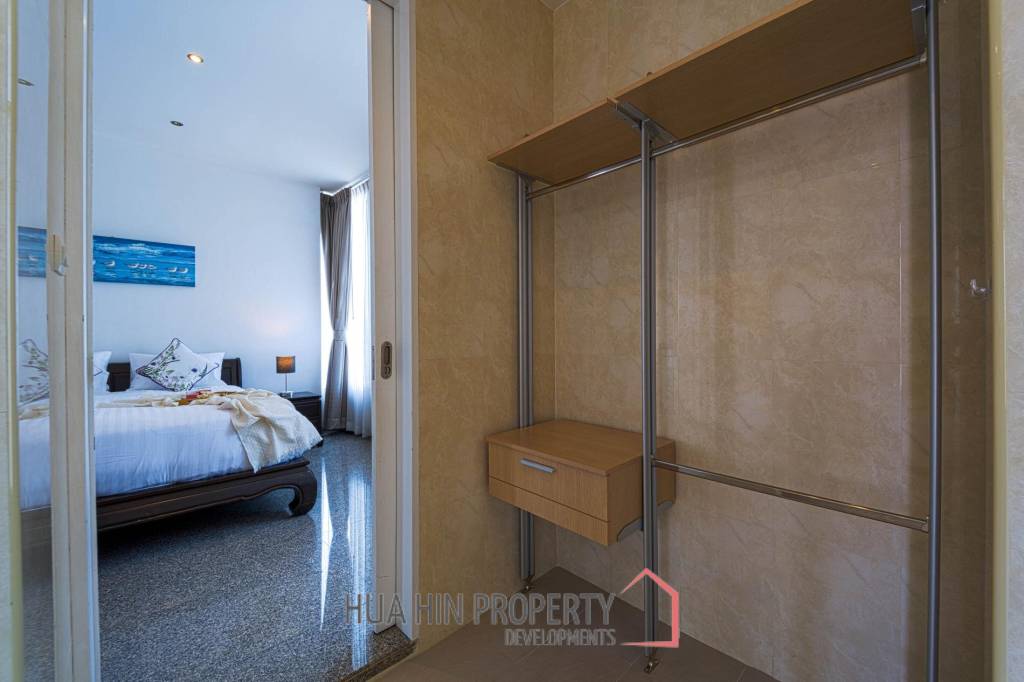 Luxurious 2 Story Pool Villa : 4 Bedrooms Plus 2 Bedroom Guest House