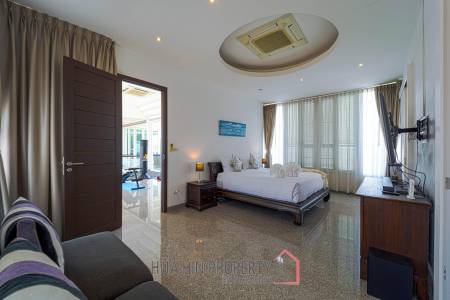 Luxurious 2 Story Pool Villa : 4 Bedrooms Plus 2 Bedroom Guest House