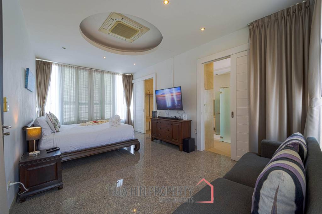 Luxurious 2 Story Pool Villa : 4 Bedrooms Plus 2 Bedroom Guest House