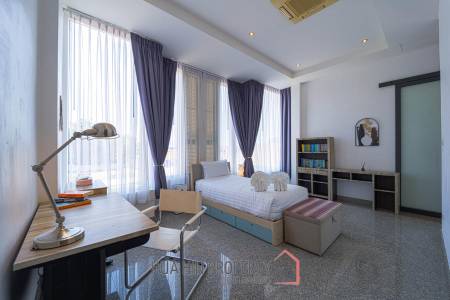Luxurious 2 Story Pool Villa : 4 Bedrooms Plus 2 Bedroom Guest House