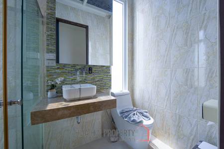 Luxurious 2 Story Pool Villa : 4 Bedrooms Plus 2 Bedroom Guest House