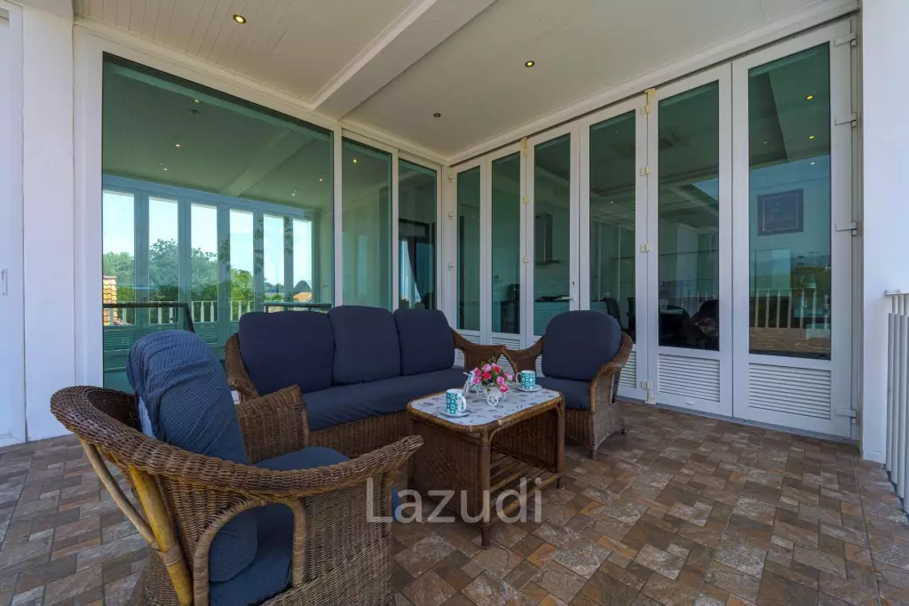 Luxurious 2 Story Pool Villa : 4 Bedrooms Plus 2 Bedroom Guest House