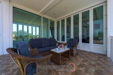 Luxurious 2 Story Pool Villa : 4 Bedrooms Plus 2 Bedroom Guest House