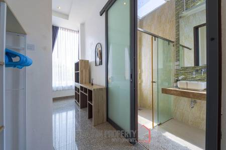 Luxurious 2 Story Pool Villa : 4 Bedrooms Plus 2 Bedroom Guest House