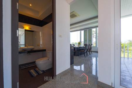 Luxurious 2 Story Pool Villa : 4 Bedrooms Plus 2 Bedroom Guest House