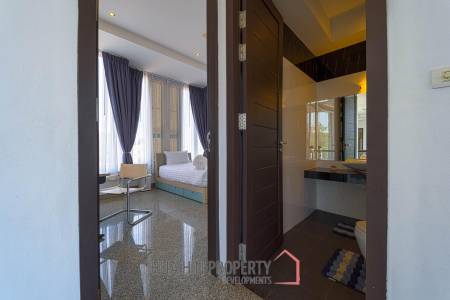 Luxurious 2 Story Pool Villa : 4 Bedrooms Plus 2 Bedroom Guest House