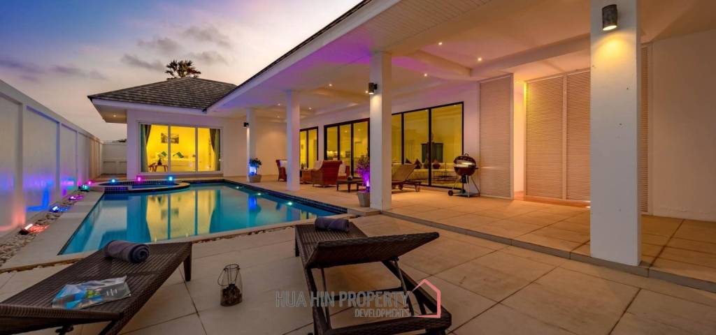 Luxurious 2 Story Pool Villa : 4 Bedrooms Plus 2 Bedroom Guest House
