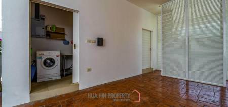 Luxurious 2 Story Pool Villa : 4 Bedrooms Plus 2 Bedroom Guest House
