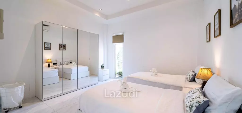Luxurious 2 Story Pool Villa : 4 Bedrooms Plus 2 Bedroom Guest House