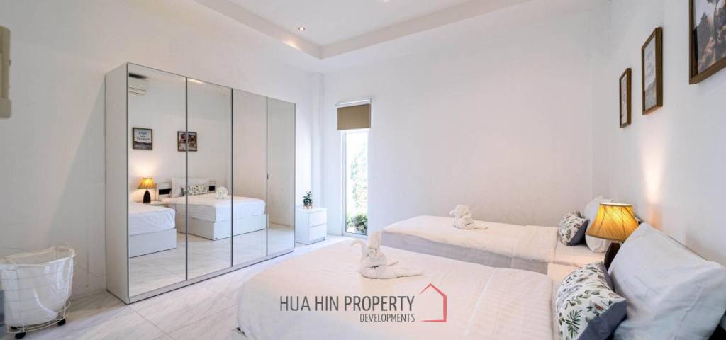 Luxurious 2 Story Pool Villa : 4 Bedrooms Plus 2 Bedroom Guest House