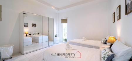 Luxurious 2 Story Pool Villa : 4 Bedrooms Plus 2 Bedroom Guest House