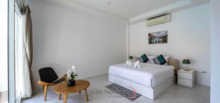 Luxurious 2 Story Pool Villa : 4 Bedrooms Plus 2 Bedroom Guest House
