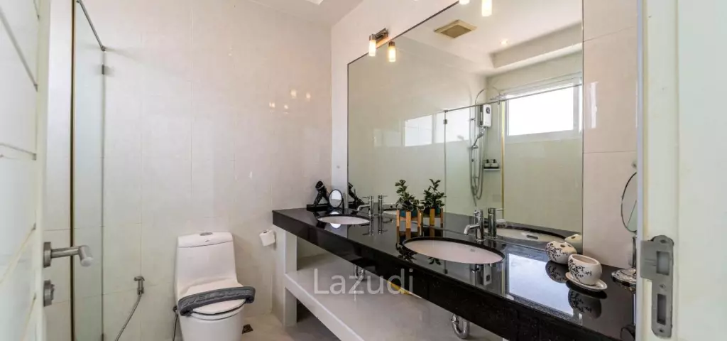 Luxurious 2 Story Pool Villa : 4 Bedrooms Plus 2 Bedroom Guest House