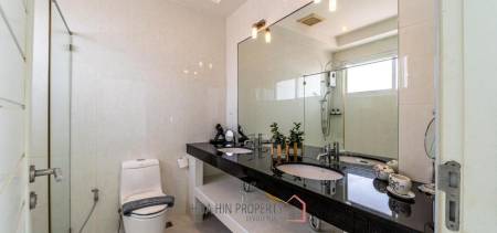 Luxurious 2 Story Pool Villa : 4 Bedrooms Plus 2 Bedroom Guest House