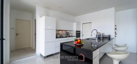 Luxurious 2 Story Pool Villa : 4 Bedrooms Plus 2 Bedroom Guest House