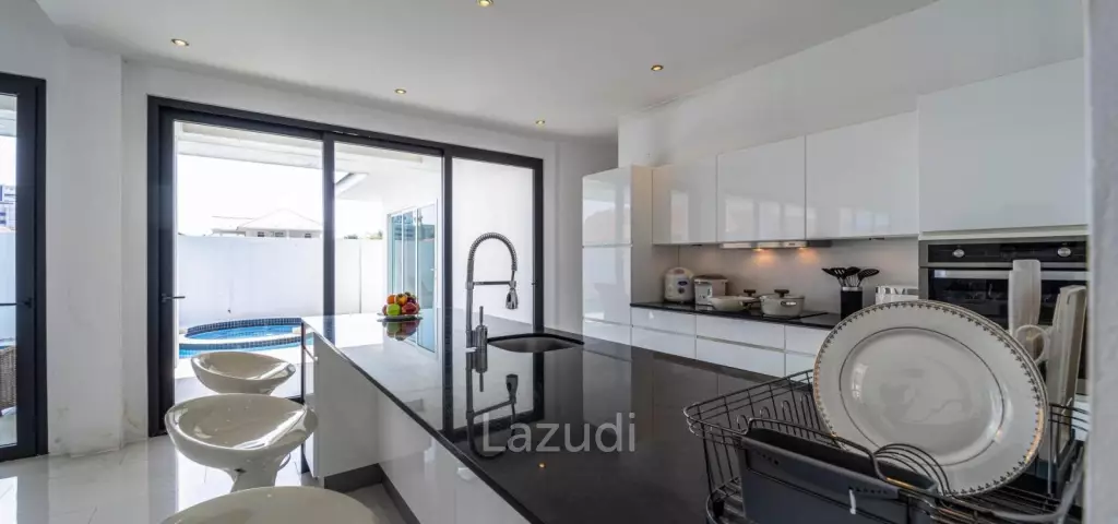 Luxurious 2 Story Pool Villa : 4 Bedrooms Plus 2 Bedroom Guest House