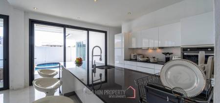 Luxurious 2 Story Pool Villa : 4 Bedrooms Plus 2 Bedroom Guest House