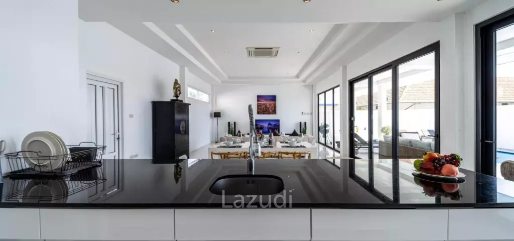 Luxurious 2 Story Pool Villa : 4 Bedrooms Plus 2 Bedroom Guest House