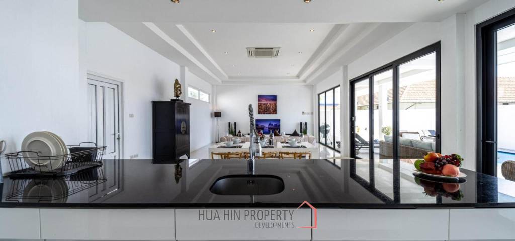 Luxurious 2 Story Pool Villa : 4 Bedrooms Plus 2 Bedroom Guest House
