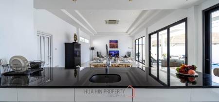 Luxurious 2 Story Pool Villa : 4 Bedrooms Plus 2 Bedroom Guest House