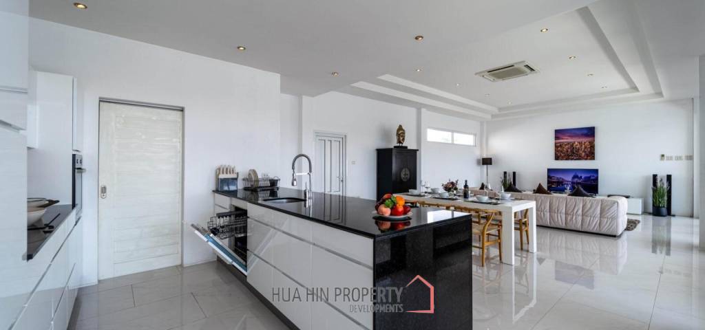 Luxurious 2 Story Pool Villa : 4 Bedrooms Plus 2 Bedroom Guest House