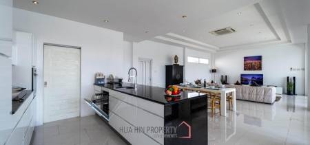 Luxurious 2 Story Pool Villa : 4 Bedrooms Plus 2 Bedroom Guest House