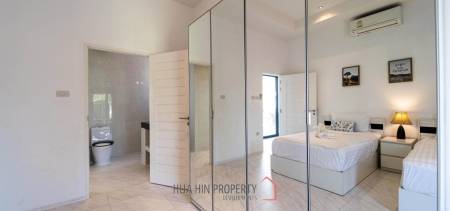 Luxurious 2 Story Pool Villa : 4 Bedrooms Plus 2 Bedroom Guest House