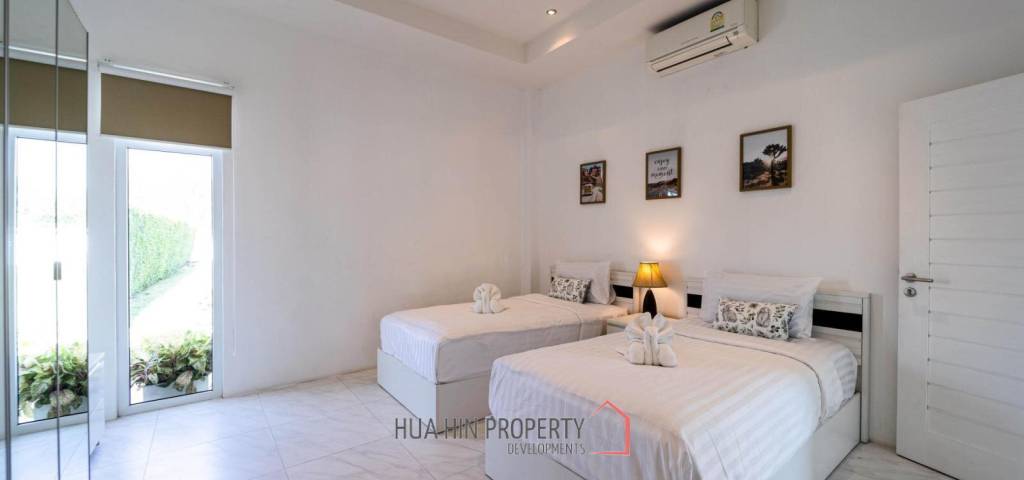 Luxurious 2 Story Pool Villa : 4 Bedrooms Plus 2 Bedroom Guest House