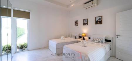 Luxurious 2 Story Pool Villa : 4 Bedrooms Plus 2 Bedroom Guest House
