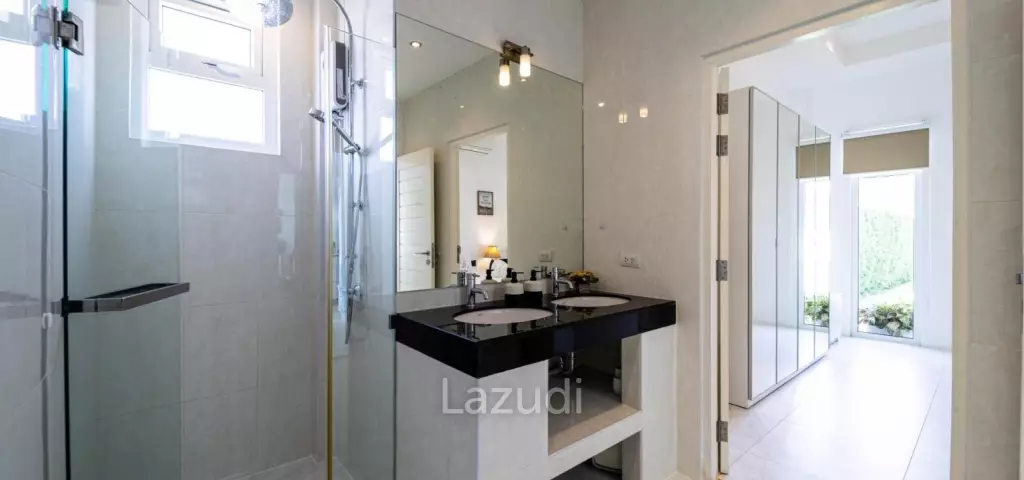 Luxurious 2 Story Pool Villa : 4 Bedrooms Plus 2 Bedroom Guest House