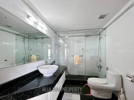 Palm Pavilion : 2 Bedroom Sea View Condo