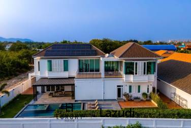 Luxueuse villa de 2 étages avec piscine : 4 chambres et maison d'hôtes de 2 chambres