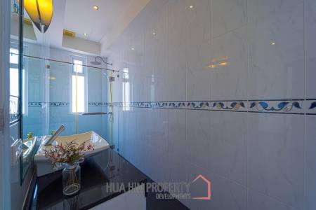 Luxurious 2 Story Pool Villa: 4 Bedrooms Plus 2 Bedroom Guest House