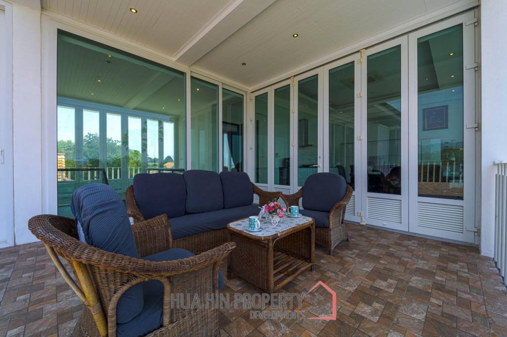 Luxurious 2 Story Pool Villa: 4 Bedrooms Plus 2 Bedroom Guest House