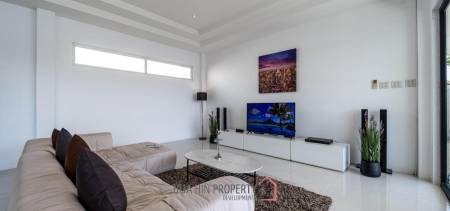 Luxurious 2 Story Pool Villa: 4 Bedrooms Plus 2 Bedroom Guest House