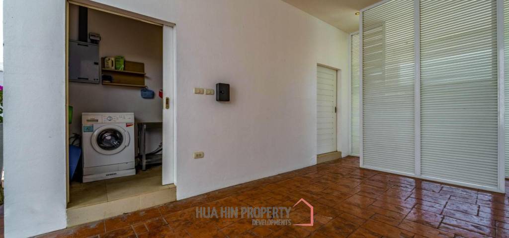 Luxurious 2 Story Pool Villa: 4 Bedrooms Plus 2 Bedroom Guest House