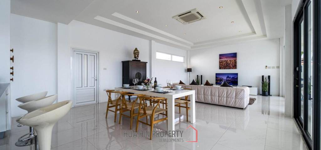 Luxurious 2 Story Pool Villa: 4 Bedrooms Plus 2 Bedroom Guest House