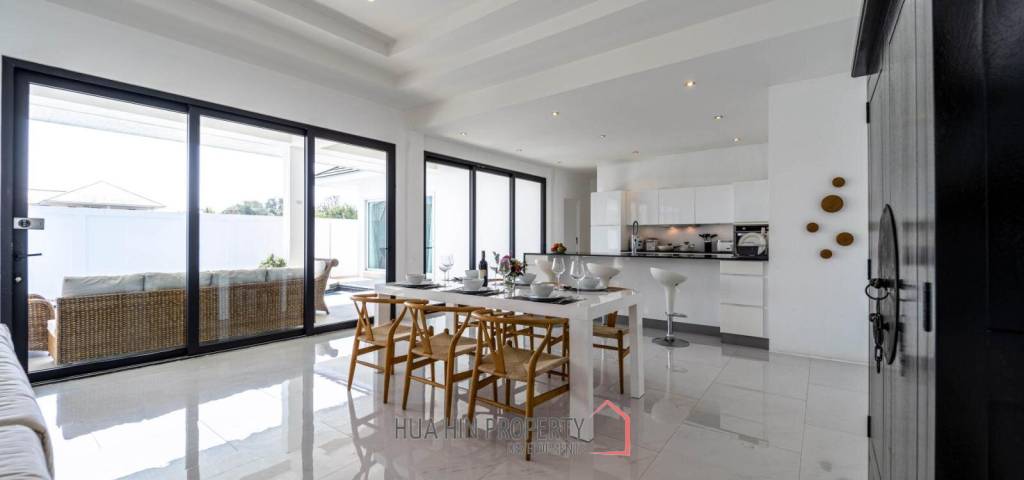 Luxurious 2 Story Pool Villa: 4 Bedrooms Plus 2 Bedroom Guest House