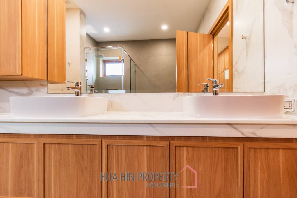 New luxury 3 bed pool villa close to town
