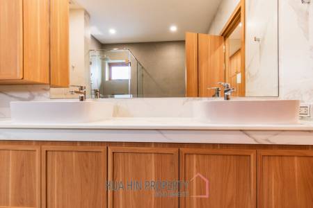 New luxury 3 bed pool villa close to town