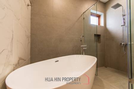New luxury 3 bed pool villa close to town