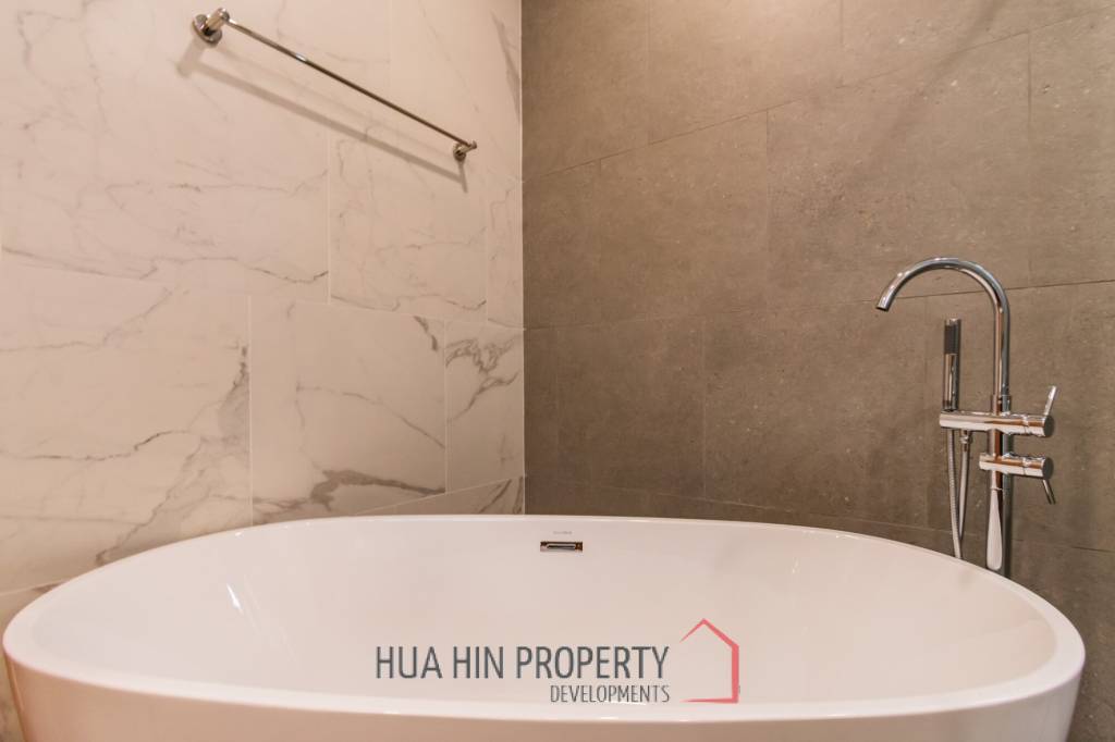 New luxury 3 bed pool villa close to town