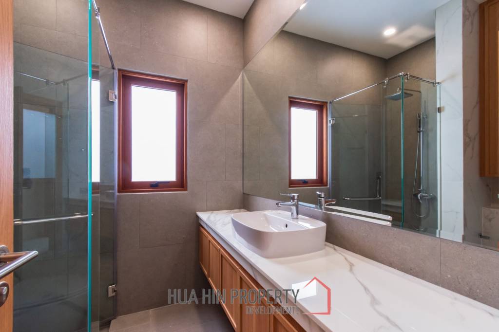 New luxury 3 bed pool villa close to town