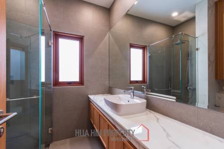 New luxury 3 bed pool villa close to town